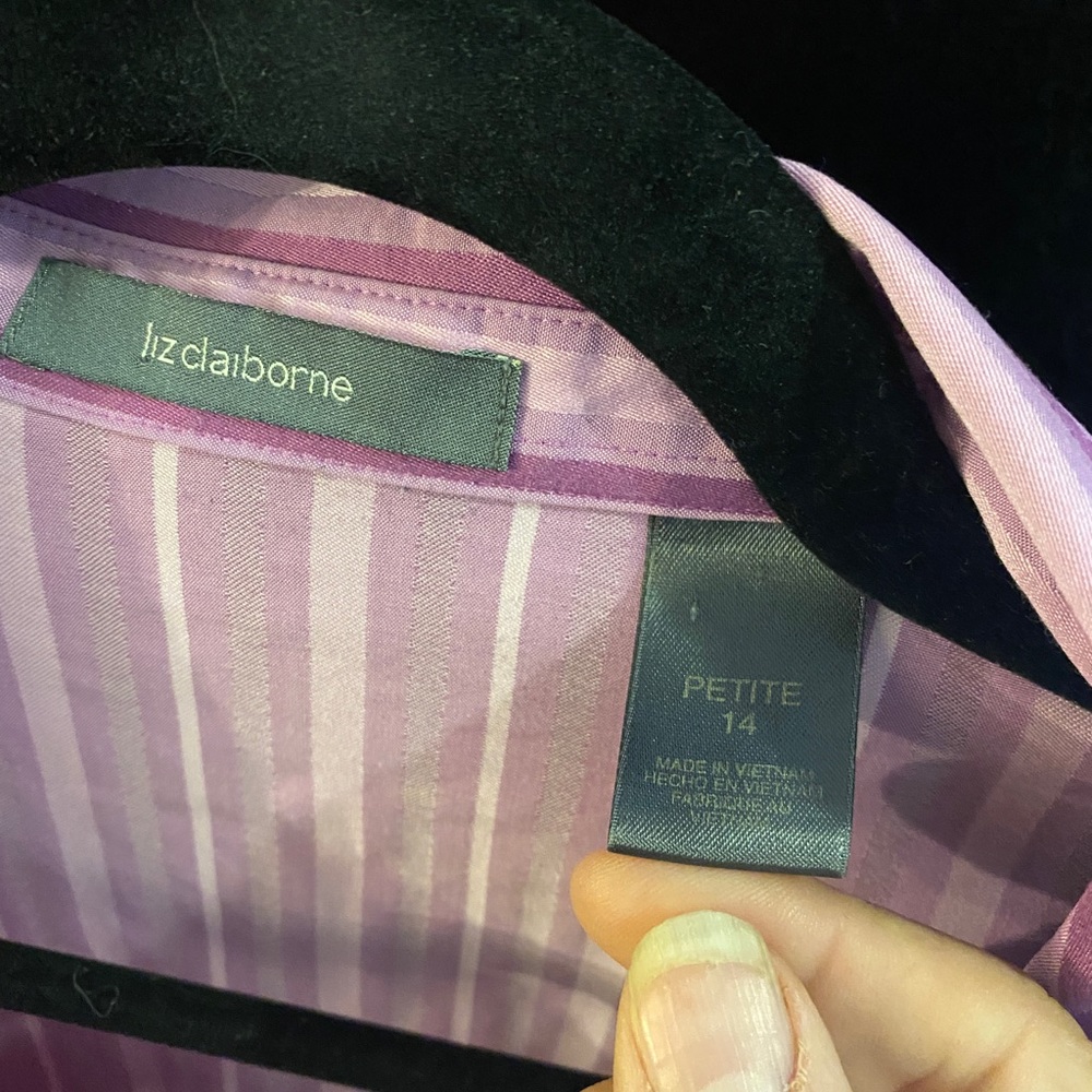 Woman’s petite button down - Picture 2 of 2